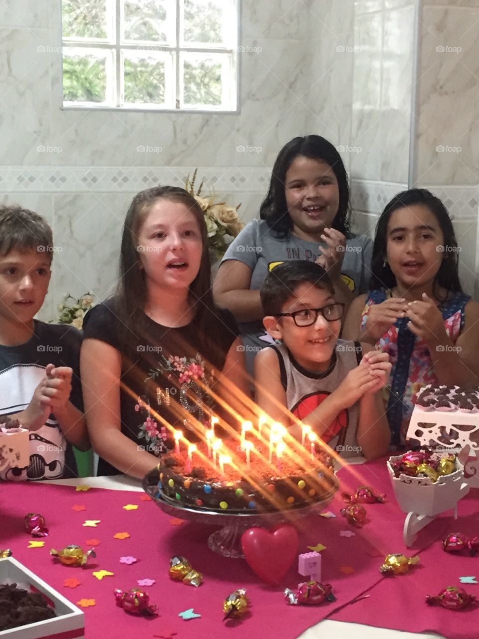 Como é bom ter amigos e ser feliz. Crianças alegres comemorando o aniversário da Marina. Daqui a pouco tem bolo de brigadeiro...