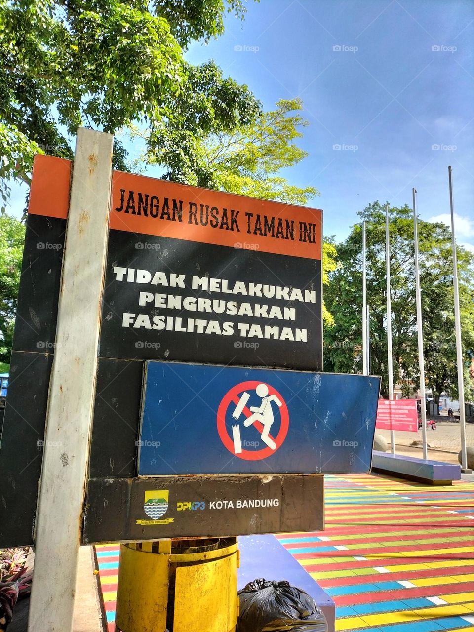 photo warning board to maintain cleanliness