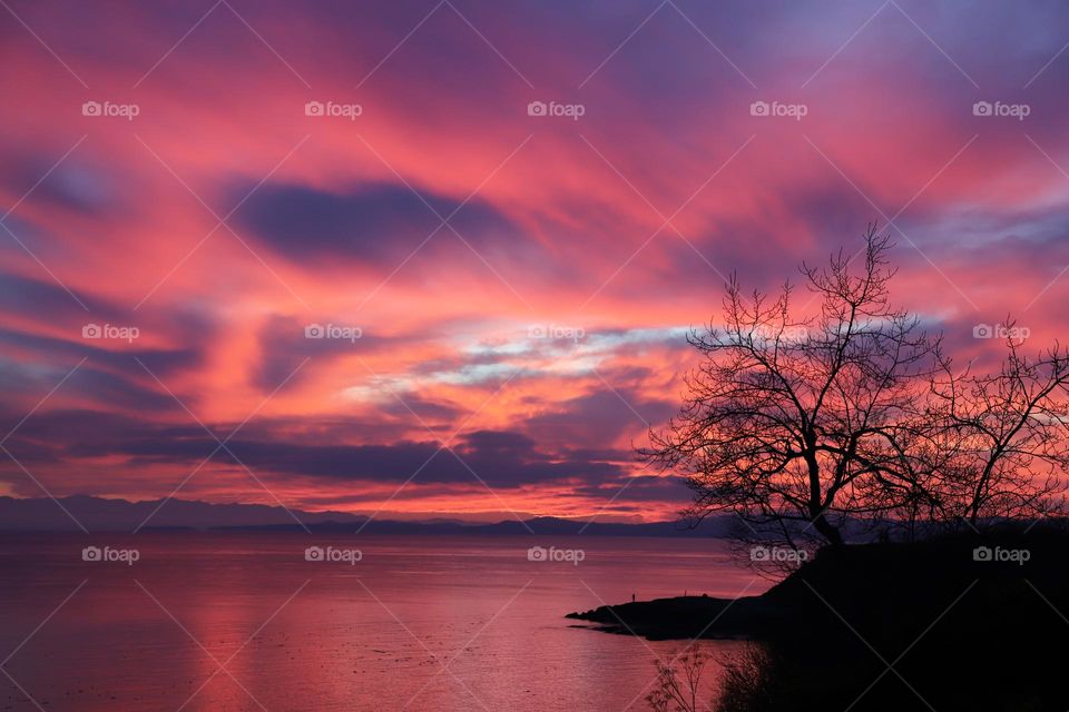 Colors of sky reflecting in the ocean on dusk