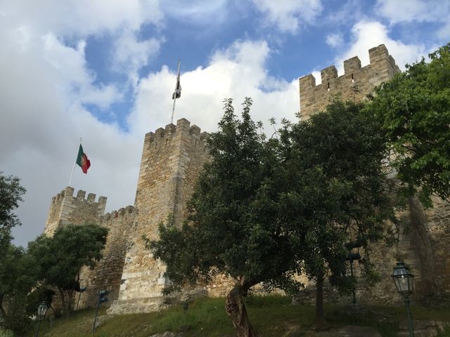 Fortaleza de Sao Jorge. Visiting the ancient Fortaleza de São Jorge located in Alfama, overlooking the city of Libon