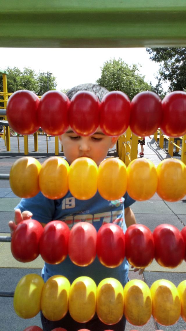 Jugando en la plaza