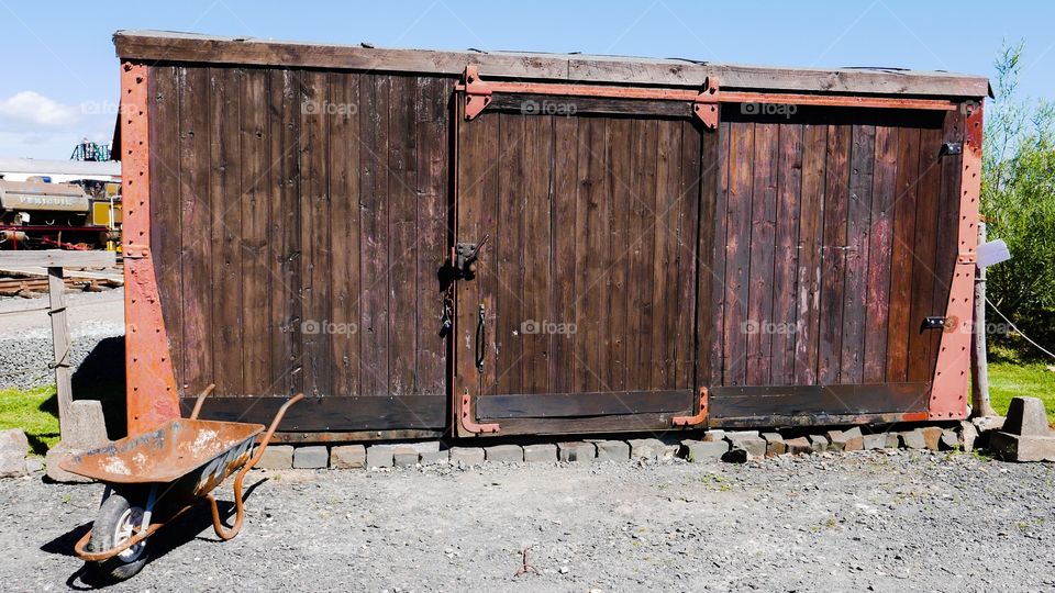 Railway carriage without wheels