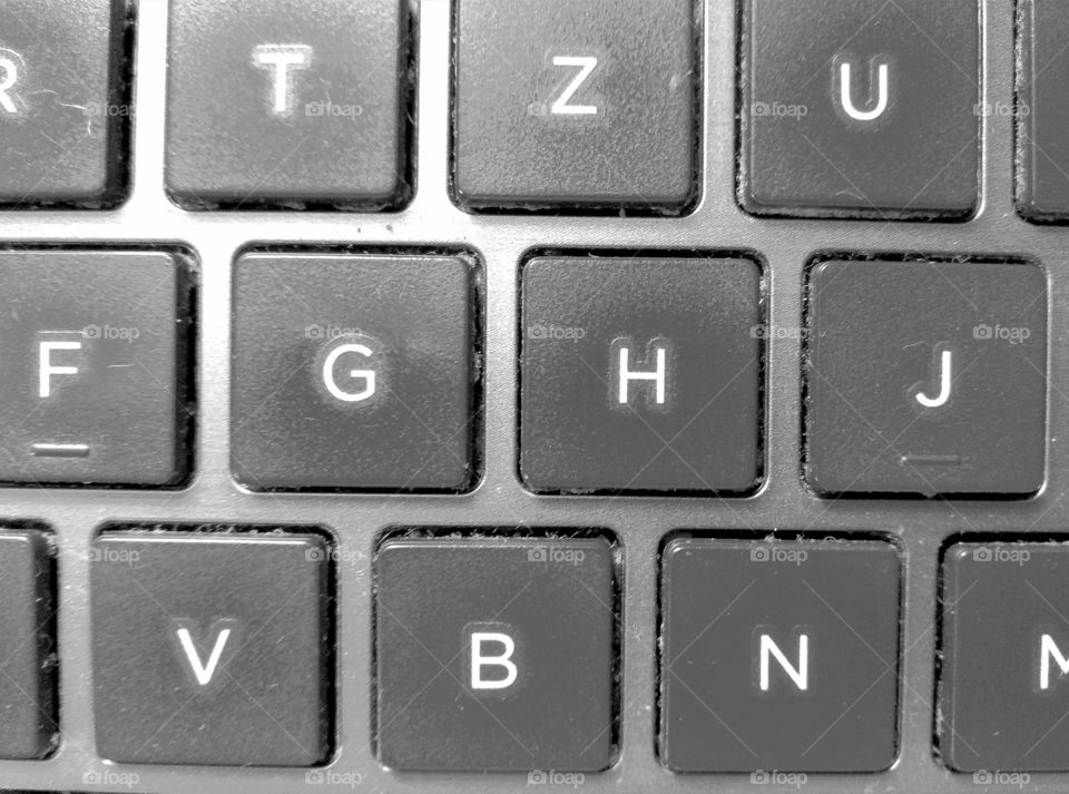 Ausschnitt einer verstauben Tastatur eines Laptops. Teil der Tasten eines PC Keyboards