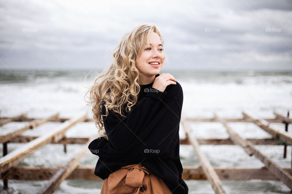 portrait photo of a beautiful woman by the sea