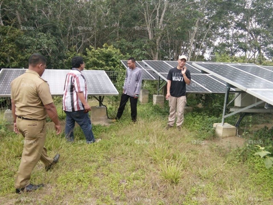 pengecekan solar panel di kebun panel surya plts komunal desa mangun jayo