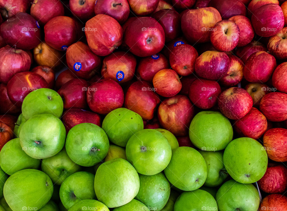 Frutas tropicais a venda em feira no Brasil.