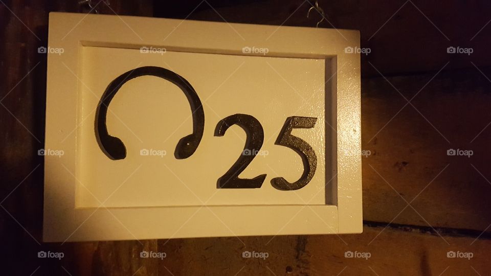 A headphone symbol with the number 25