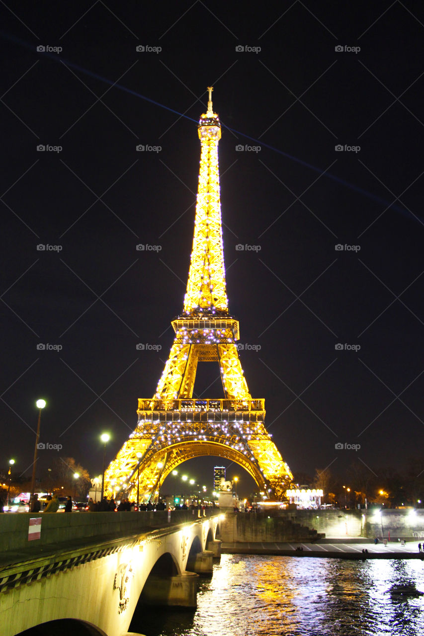 The Eiffel tower sparkling at night