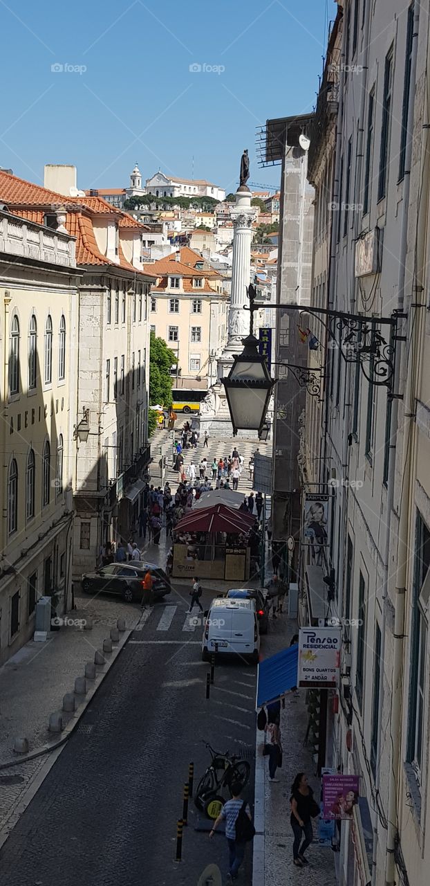 Em Lisboa, ao descer do Bairro Alto poderá de deparar com vistas lindas da cidade, cada cantinho é especial.