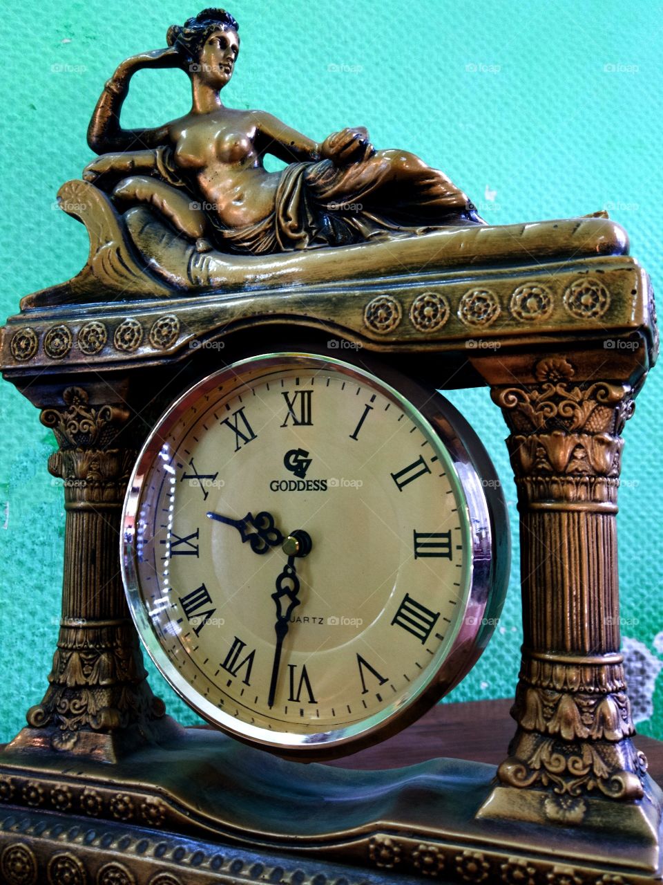 Mechanical watch with a bronze case with columns and a reclining girl
