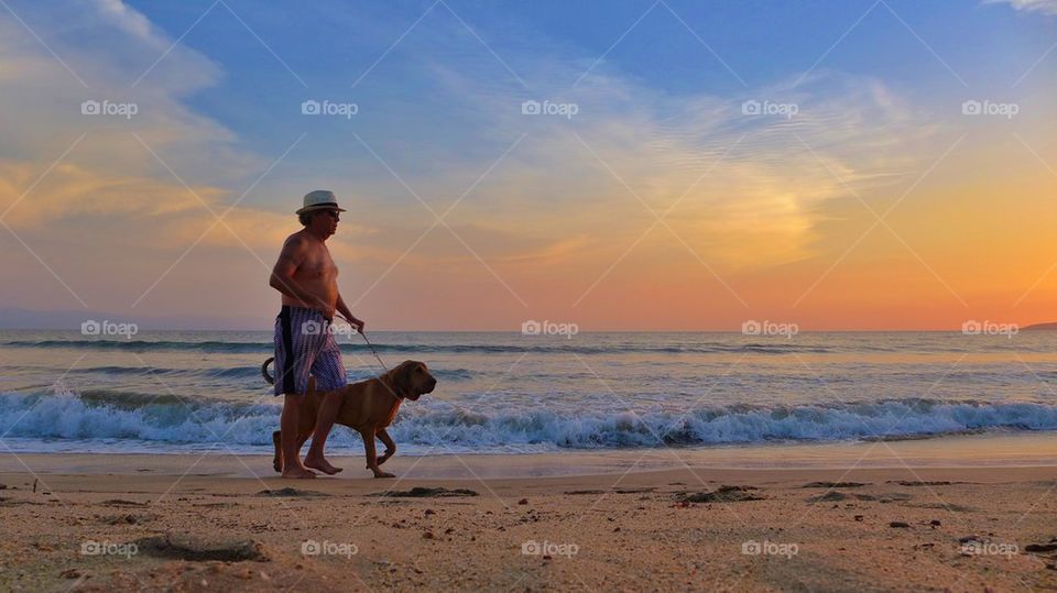 Man walks hos dog