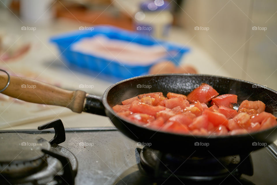 Merluza al horno con sofrito de tomate