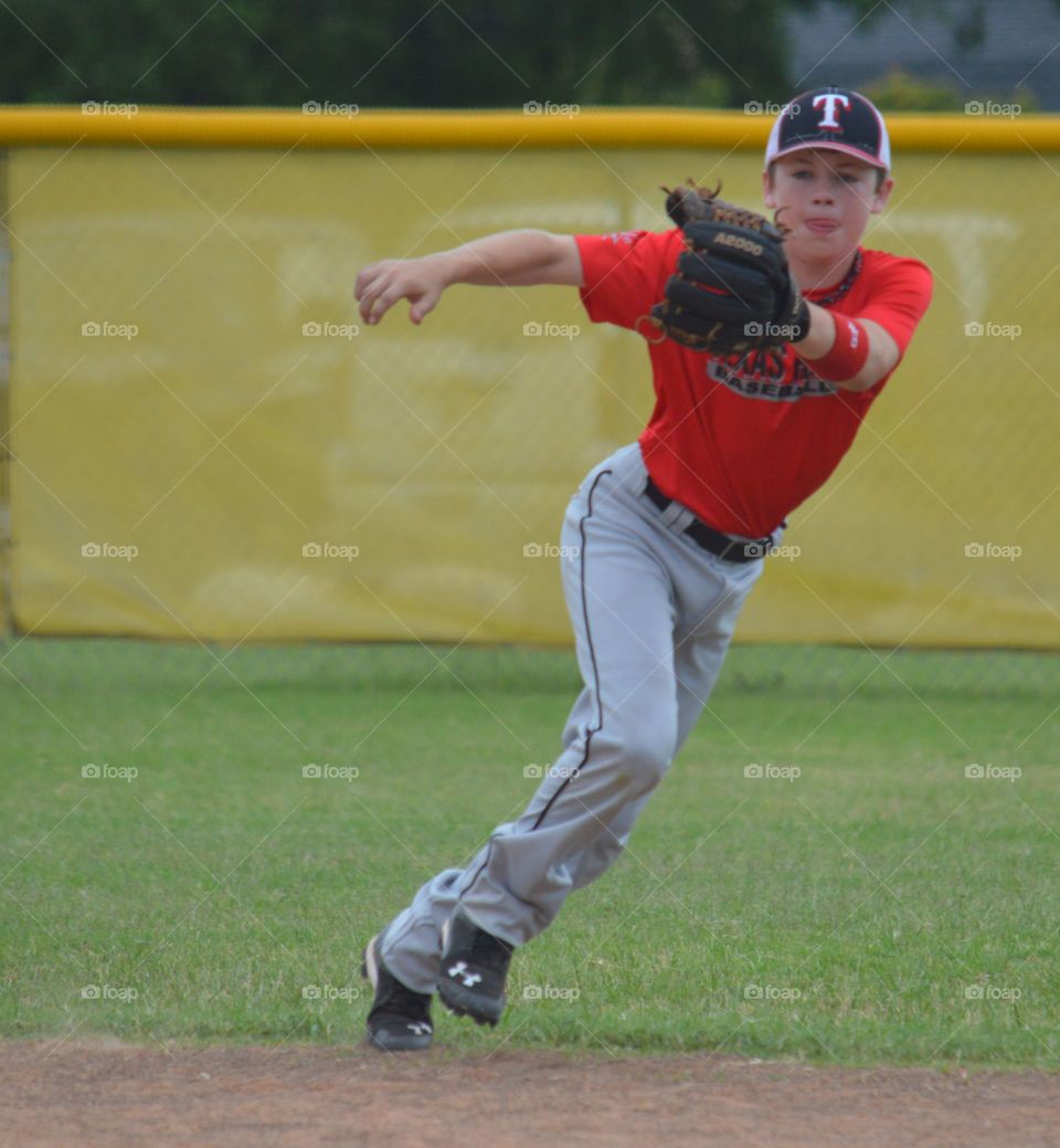 Baseball player catch the ball in the field