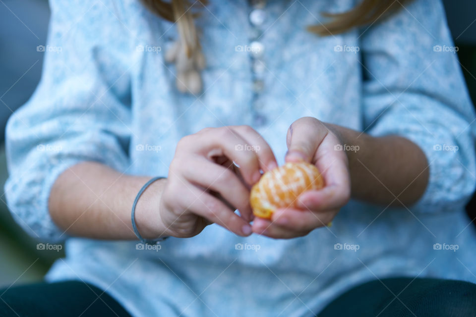 Pelando una Mandarina