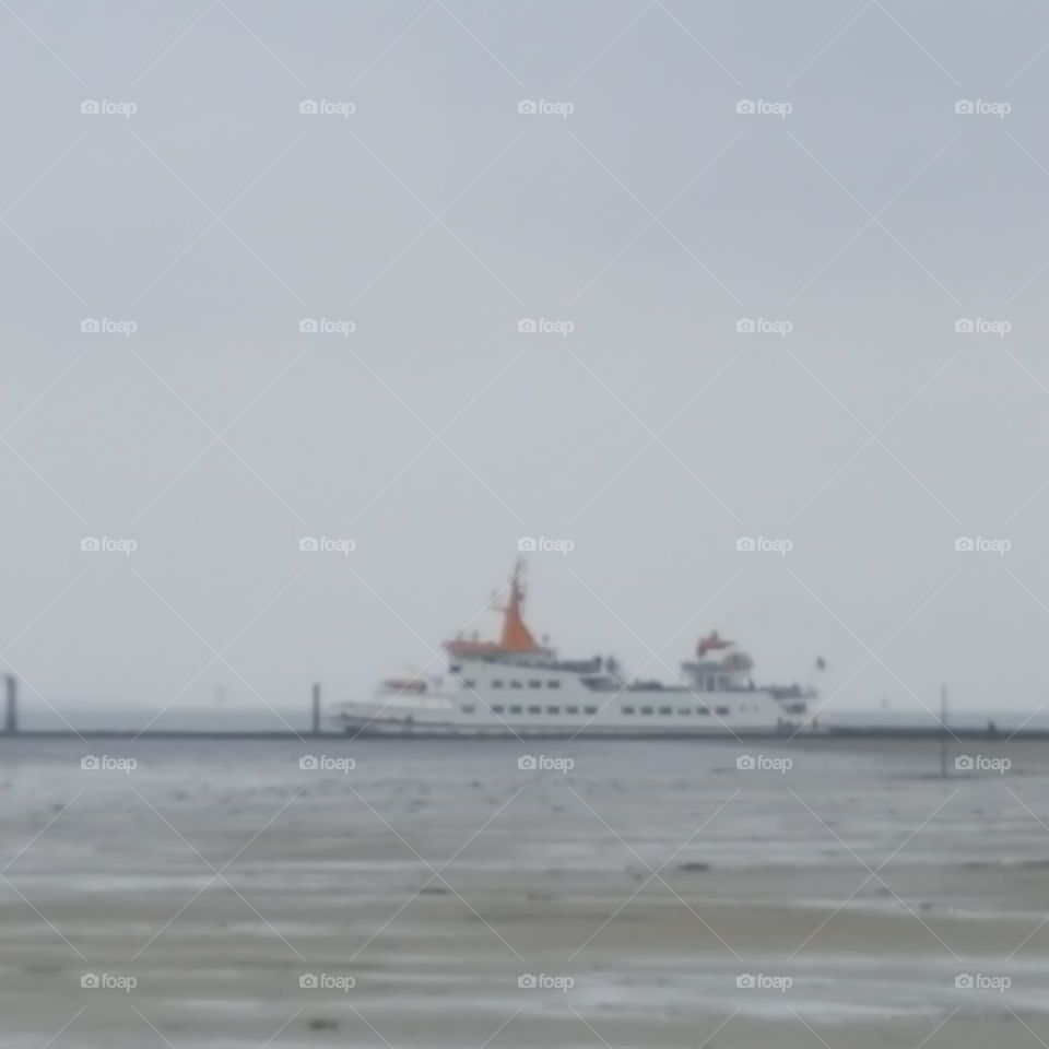 Schiff verlässt den Hafen