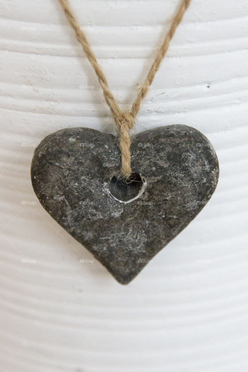Grey heart hanging on a string - white background 
 Grått  hjärta hänger på snöre - vit bakgrund