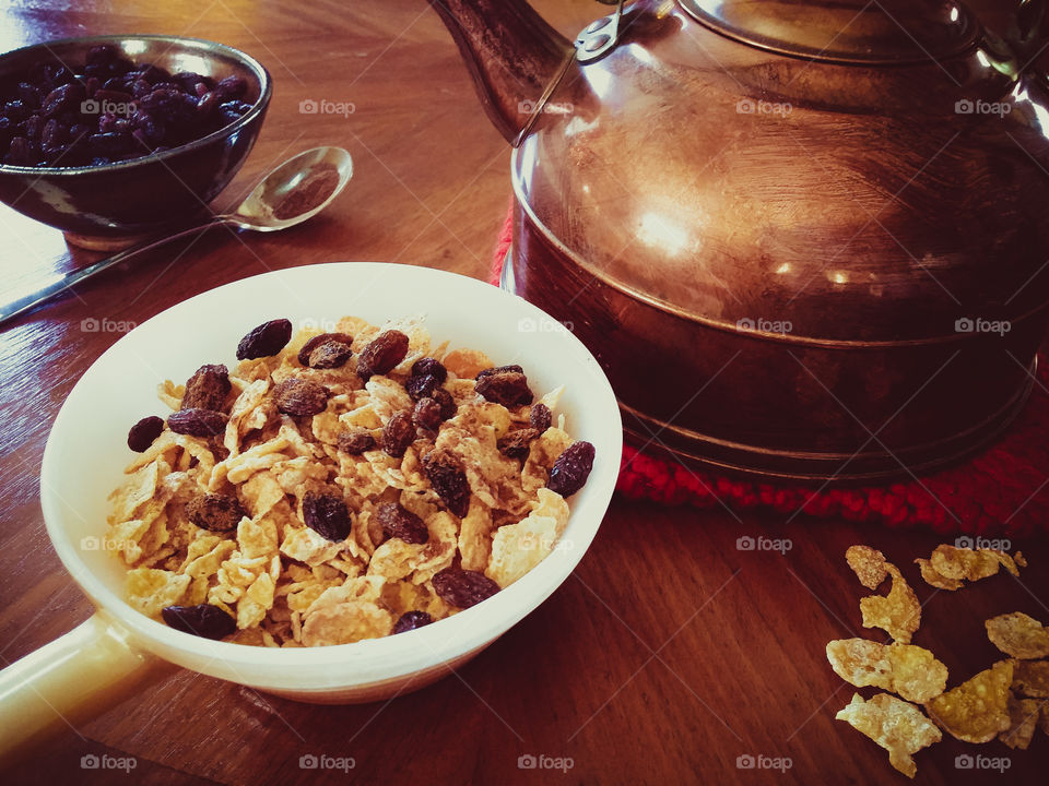 Cereal with raisins and hot tea