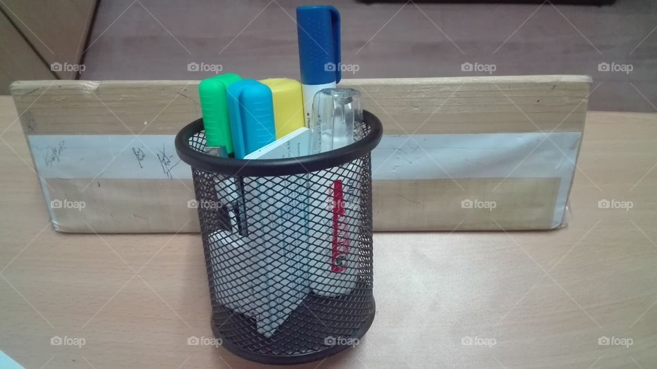 pen store container