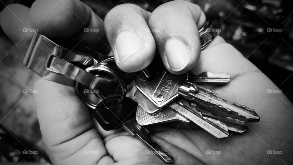 Mão com chaveiro e chaves.