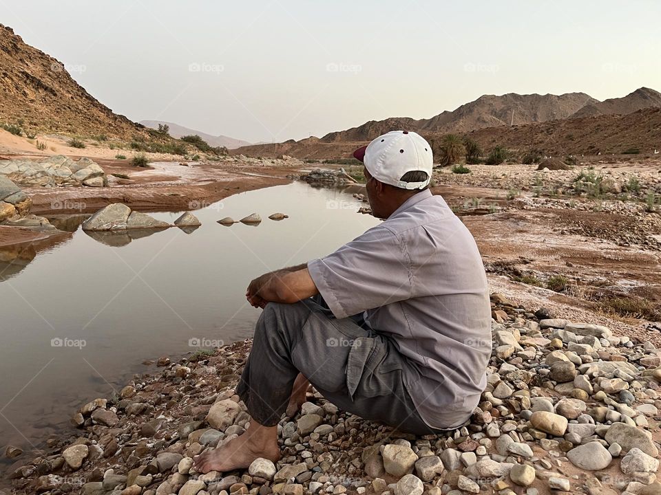 Sitting on the banks of the river is a physical and psychological comfort to forget the intensity of the summer heat