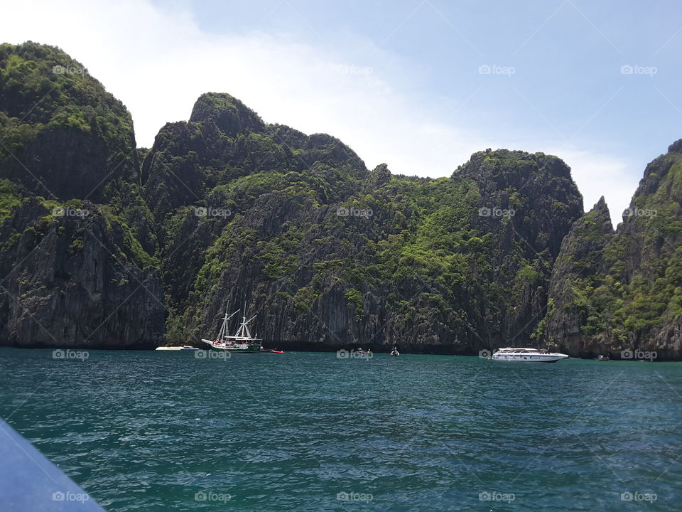 Maya Bay located on the phi The island second large of the Phi Phi islands, Krabi is a small bay gods crescent moon surrounded by limestone. Together with the bright green to see the sand.Fine, beautiful scenery tourists 
.
.Maya Bay is famous in the world. After being used as a filming location for The Beach (2000) of the Disney animated and by Lee Onalaska do DiCaprio created from the novel of the same name of Alex. Garland.Release in Europe.Prof.1996 about tourists backpack who travel to the island. After the shooting. Disney animated was sued by the Department of forestry Charged with destroying the natural environment of traditional island.[] [] 1 2 
.
after earthquake in the Indian Ocean tsunami in 2547 carried destroyed the buildings existing on the island. The landscape of the Bay back to nature as 3 [].