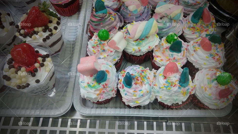 Bolos em copos. Copinhos com coberturas de chantilly.