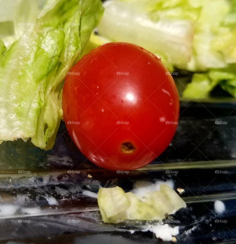 Lettuce and a tomatoe