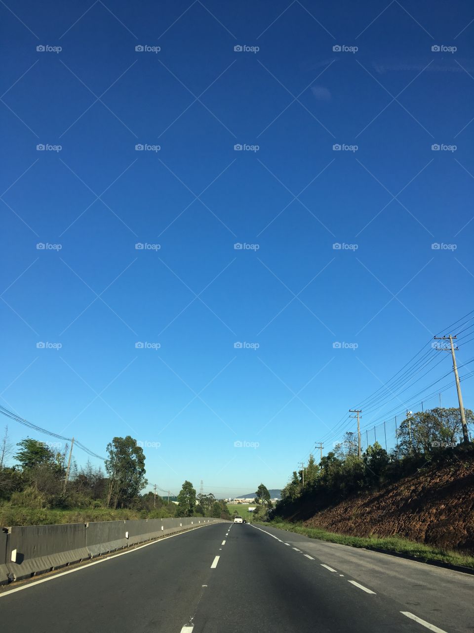 Nosso lindo céu azul na Estrada que liga Jundiaí a Itu (Rodovia Bispo Dom Gabriel Paulino Bueno Couto)