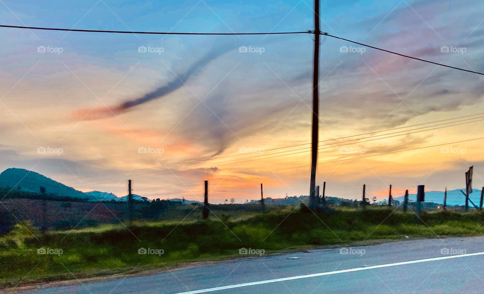 Esse foi o lindíssimo entardecer na Estrada “Entre Serras e Águas” (gostaram do nome?), que liga Vargem até Joanópolis (clique de ontem).

Viva o céu colorido!