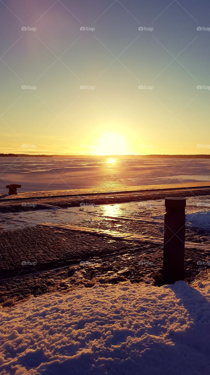 The sun in the middle of the day in Luleå  harbor