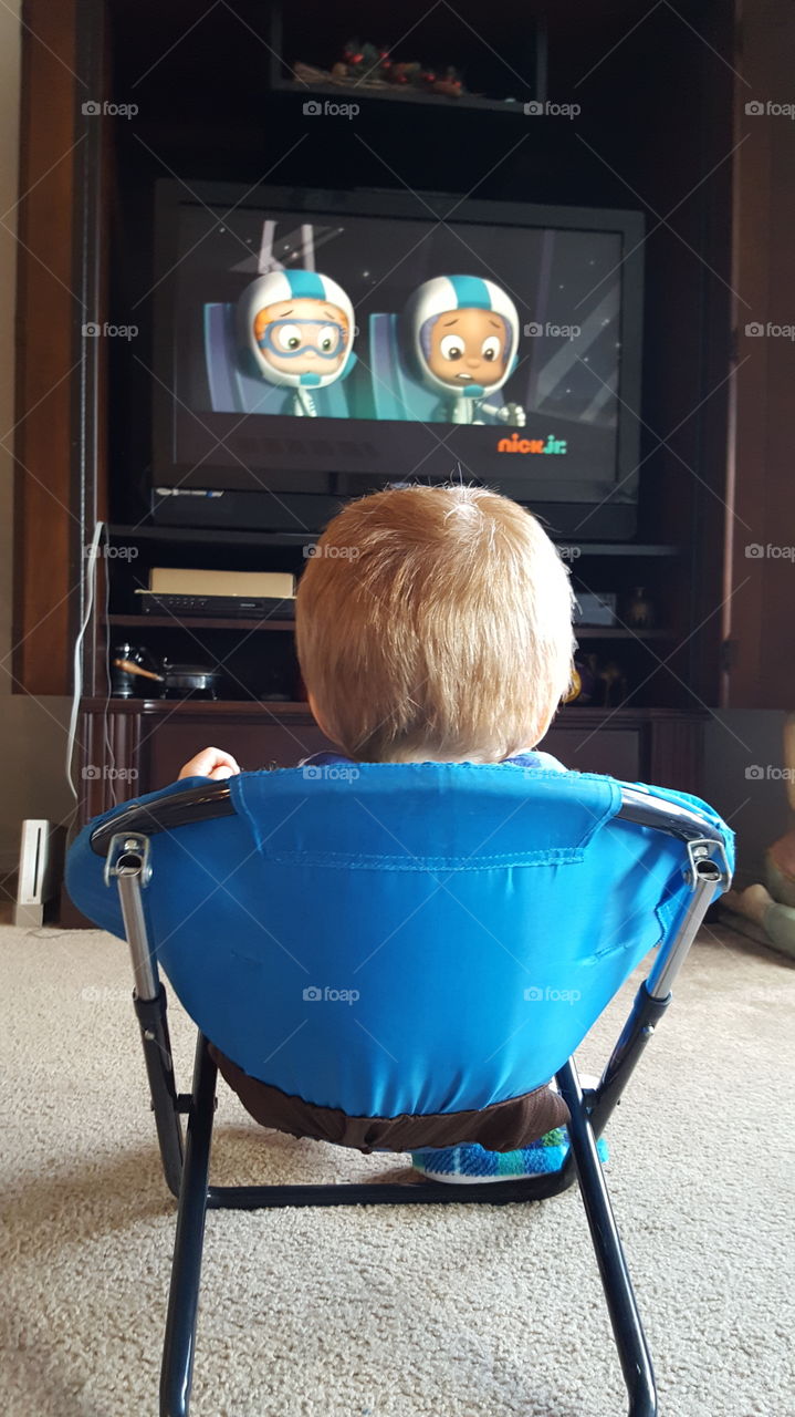 child watching tv