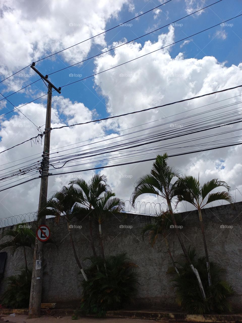 Nuvens flutuantes e prateadas. As nuvens se movimentam, porque o vento as carrega. O vento, ocorre em todos os níveis da atmosfera,  desde o solo até, mais alto do que a altura que os aviões  voam e, até acima deles.
