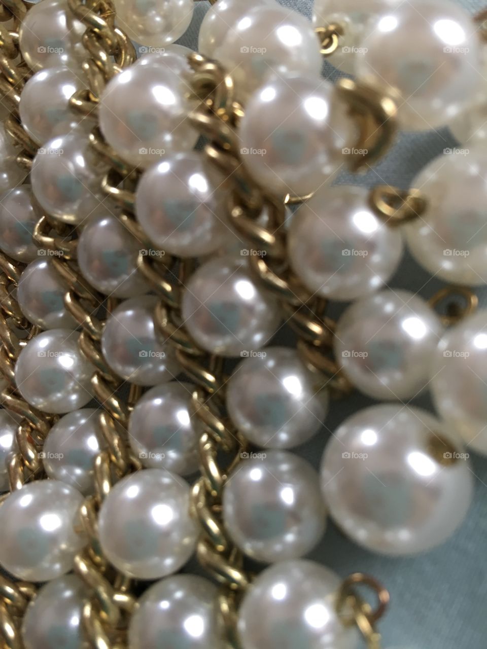 Costume pearls with golden chain