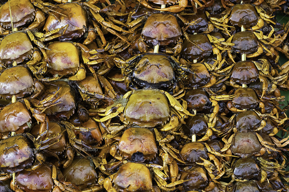 Small crab grilled Arranged in a row.