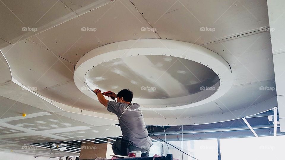 Circle ceiling technician