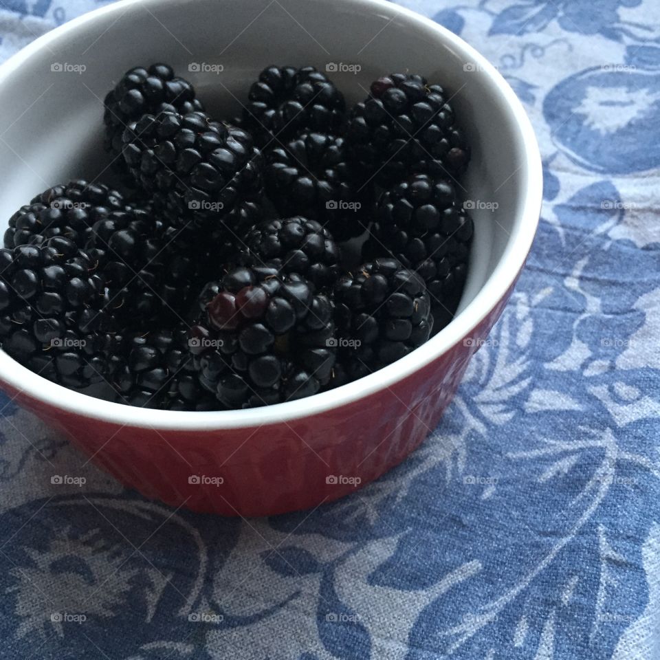 Black berries in a bowl