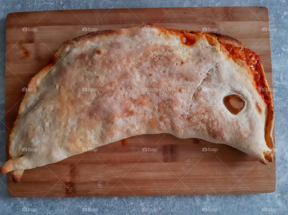 Pizza Calzone: folded pizza; fish form