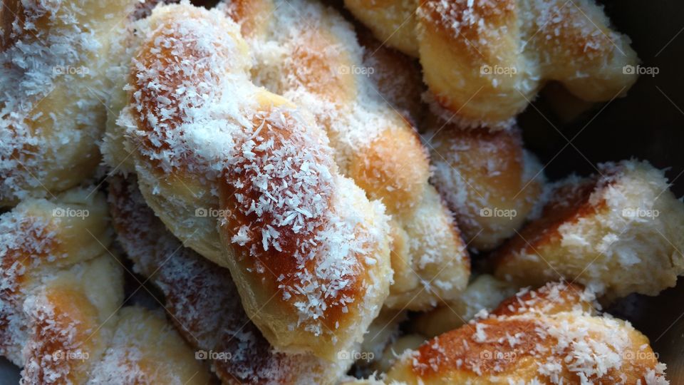 Rosquinhas deliciosas com cobertura de leite condensado e côco ralado.