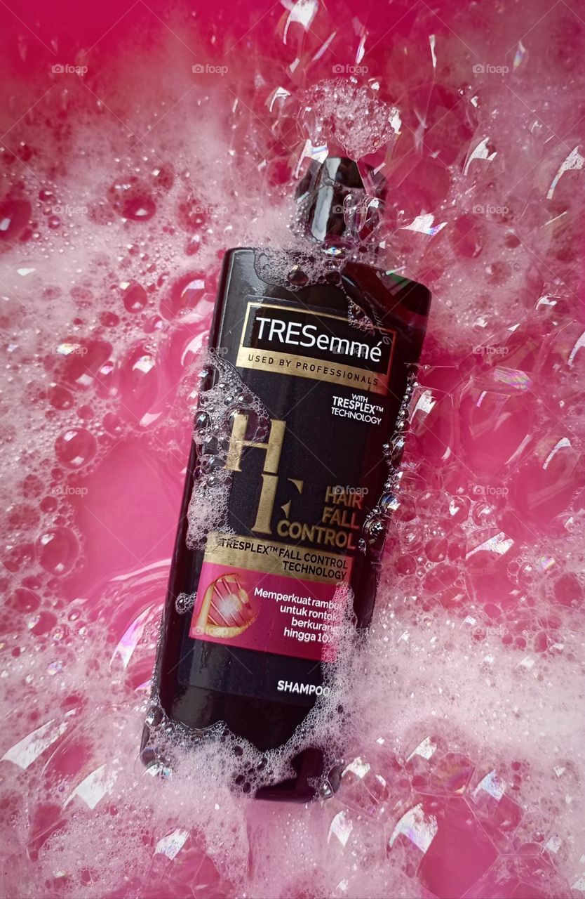 Hair shampoo with bubbles