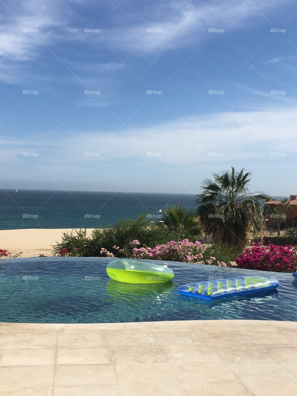 A luxurious infinity pool with an ocean view in the gorgeous Cabo Del Sol Villas in Cabo! 