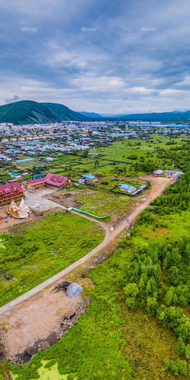 Ngôi làng trên thảo nguyên xanh.