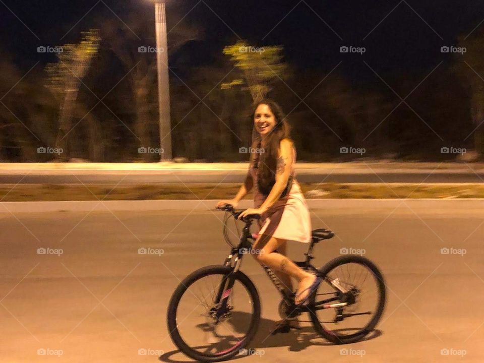 la mujer y la bici