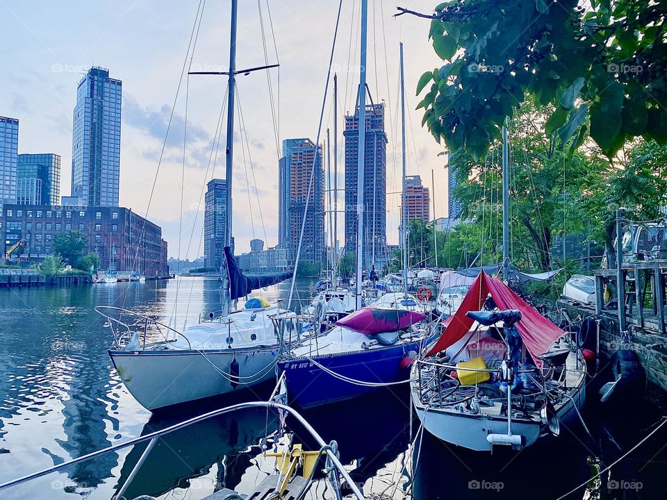 As twilight time nears „Newtown Creek“ by the „Pulaski Bridge“ in LIC, Queens grows increasingly more magical but especially so when it is experienced from aboard one of the many boats here such as ours, the „Salvation“. 2023. Hypnotic Productions