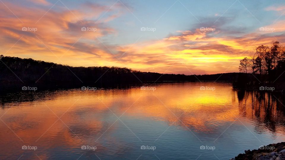 sun setting over lake.