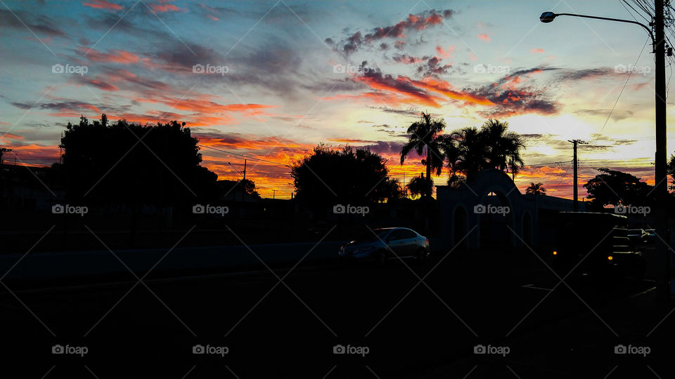 O poente avermelhado. É um espetáculo muito breve, o por do sol.