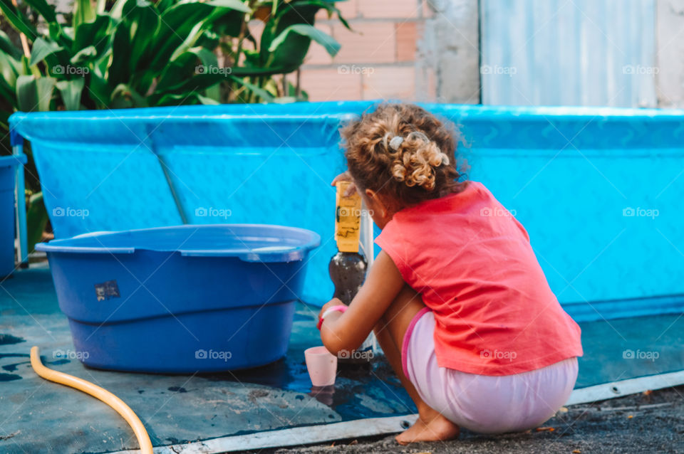 The playtime is a developmental opportunity for the child.  Through playing, she learns, experiences the world, possibilities, social relationships, elaborates her autonomy of action, organizes emotions.