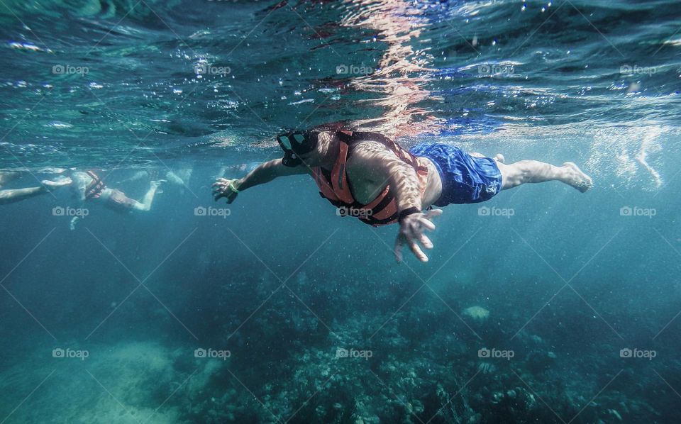 practicando snorkel en grupo de personas en aguas poco profundas