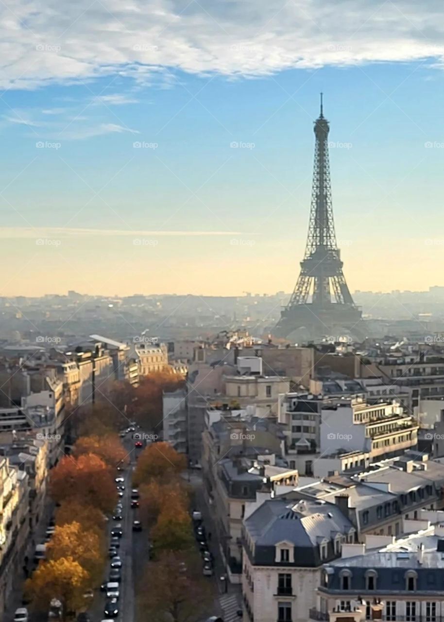 la tour Eiffel géante de métal
