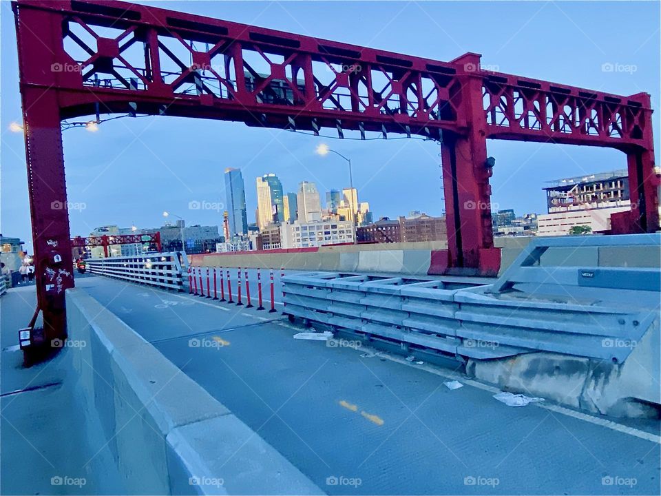 This is the view of the „Pulaski Bridge“ pedestrian and bicycle lanes and in the distance the LIC skyline crossing over the bridge from „Greenpoint“, Brooklyn on a warm sunny Indian summer evening in early October 2023. Hypnotic Productions