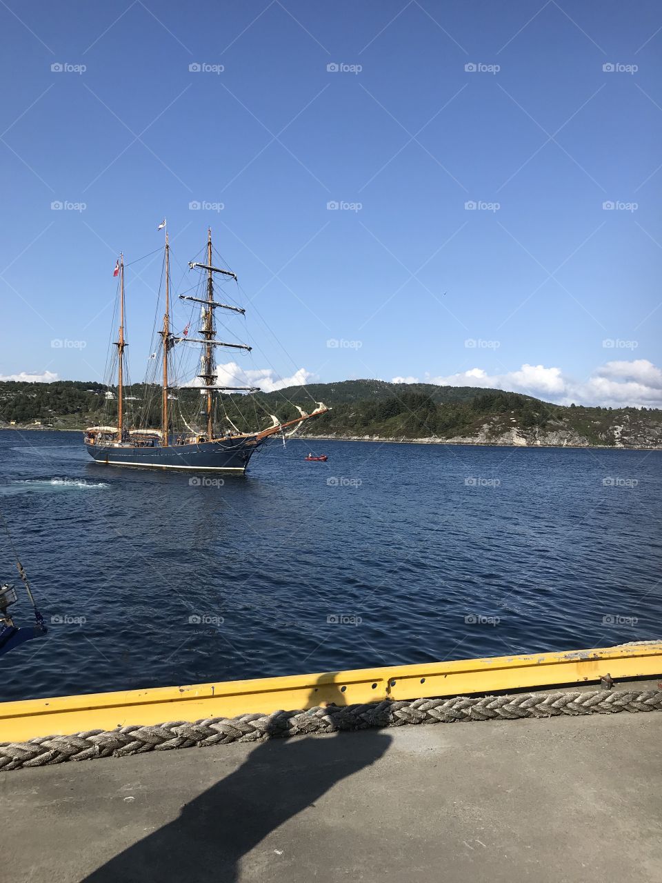 Sailboat arriving “Bekkjarvik” in Austevoll in Norway. The sailboat was coming from Denmark. 🇩🇰